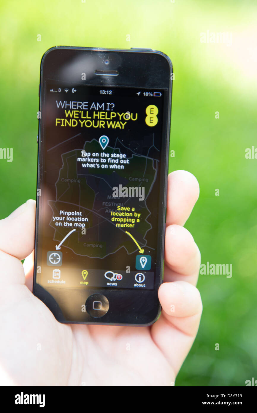 Londra, Regno Unito. Il 6 giugno, 2013. Un nuovo Festival Glastonury app telefono è andato vivere oggi. L'app, che è stato costruito da EE, è il solo gazzetta mobile app per il festival di quest'anno. È disponibile per i dispositivi utilizzando Apple iOS e Android. Scarica l'app (qualunque sia la rete sei su) e sarai in grado di vedere chi gioca dove, con fase completa gli elenchi dei programmi da The Guardian guida. Una volta che la linea completa di temporizzazioni sono annunciati, potrai anche essere in grado di fare il vostro proprio programma e impostare promemoria. Credit: Ed pietra/Alamy Live News Foto Stock