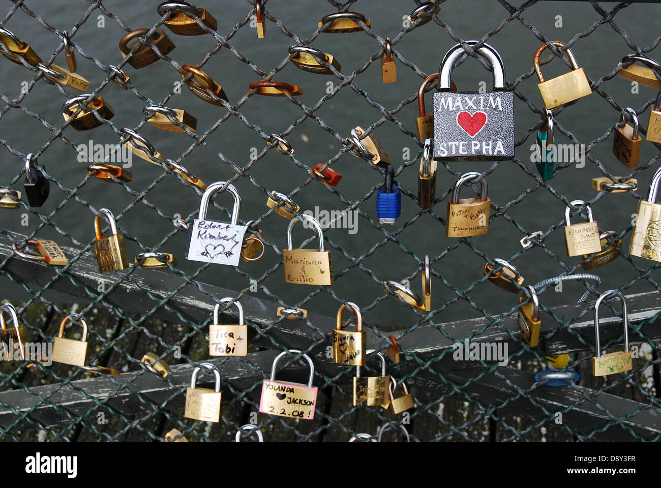 Ponte di Parigi con lucchetti di amore Foto Stock