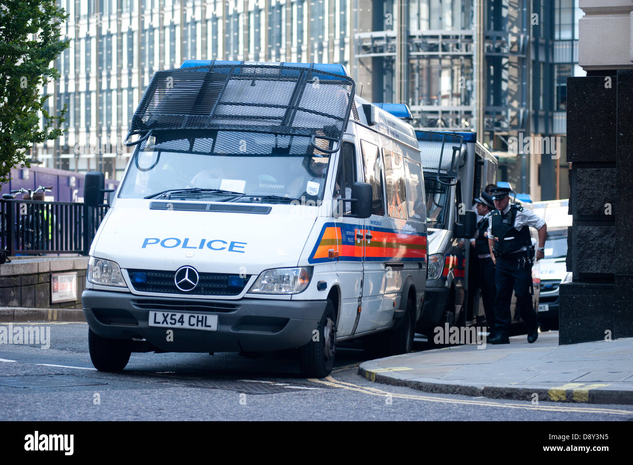 Londra, Regno Unito. Il 6 giugno 2013. La polizia si riuniranno presso la Old Bailey il giorno della condanna di sei uomini supplicato colpevole per la pianificazione di un attacco terroristico su un EDL rally a Dewsbury. Credito: Piero Cruciatti/Alamy Live News Foto Stock