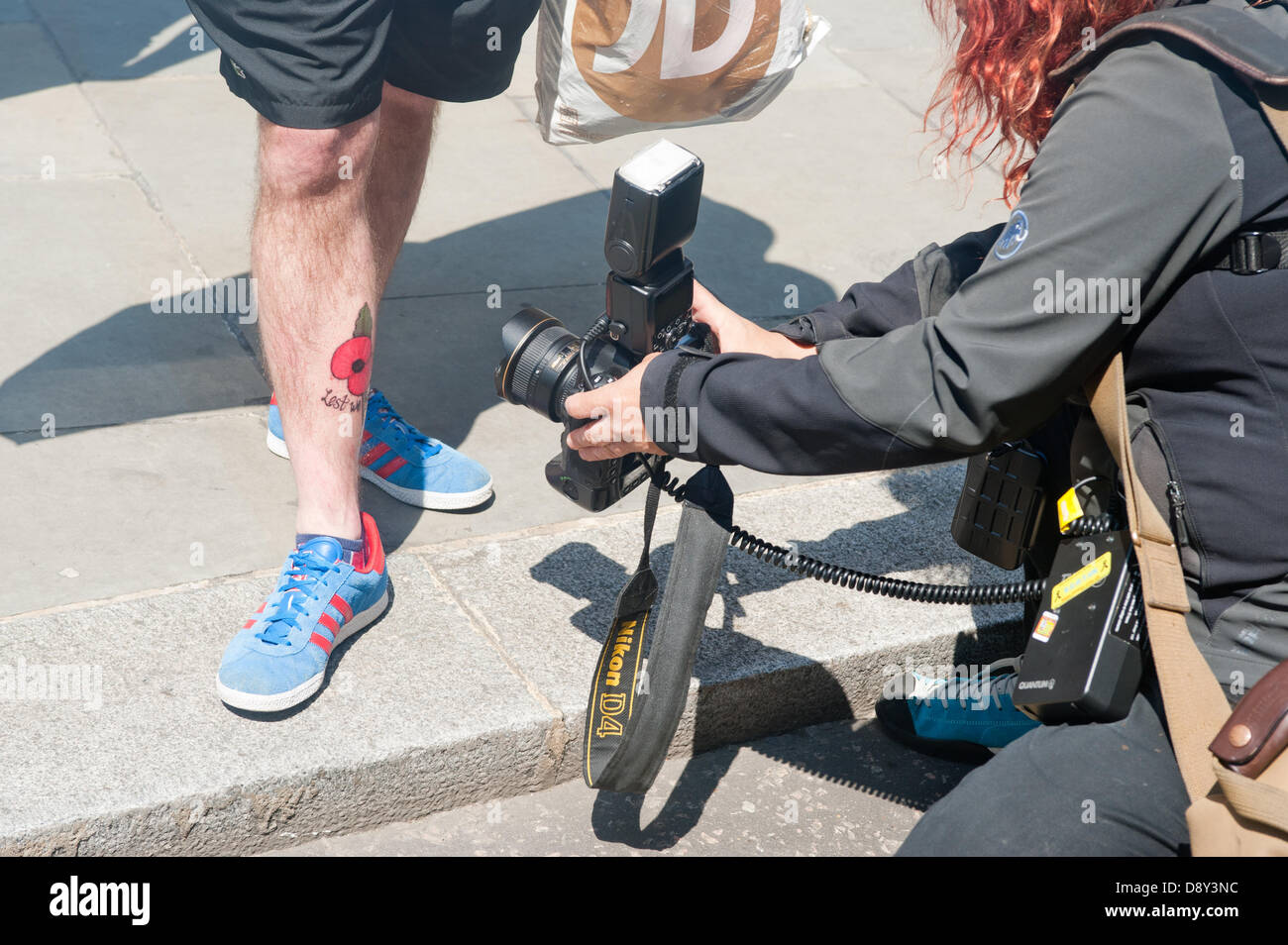 Londra, Regno Unito. Il 6 giugno 2013. Un fotografo scatta una foto per il papavero tatuaggio di una difesa inglese League (EDL) durante un rally presso la Old Bailey il giorno della condanna di sei uomini supplicato colpevole per la pianificazione di un attacco terroristico su un EDL rally a Dewsbury. Credito: Piero Cruciatti/Alamy Live News Foto Stock