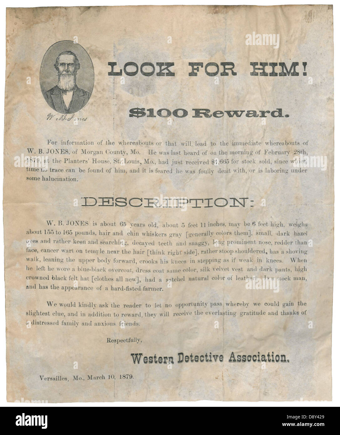 Un poster vintage del 19° secolo che mostra la descrizione di un criminale e un'offerta di ricompensa. Questo documento storico fornisce informazioni sulle pratiche di rilevamento dei crimini e sui metodi di stampa dell'epoca. Foto Stock