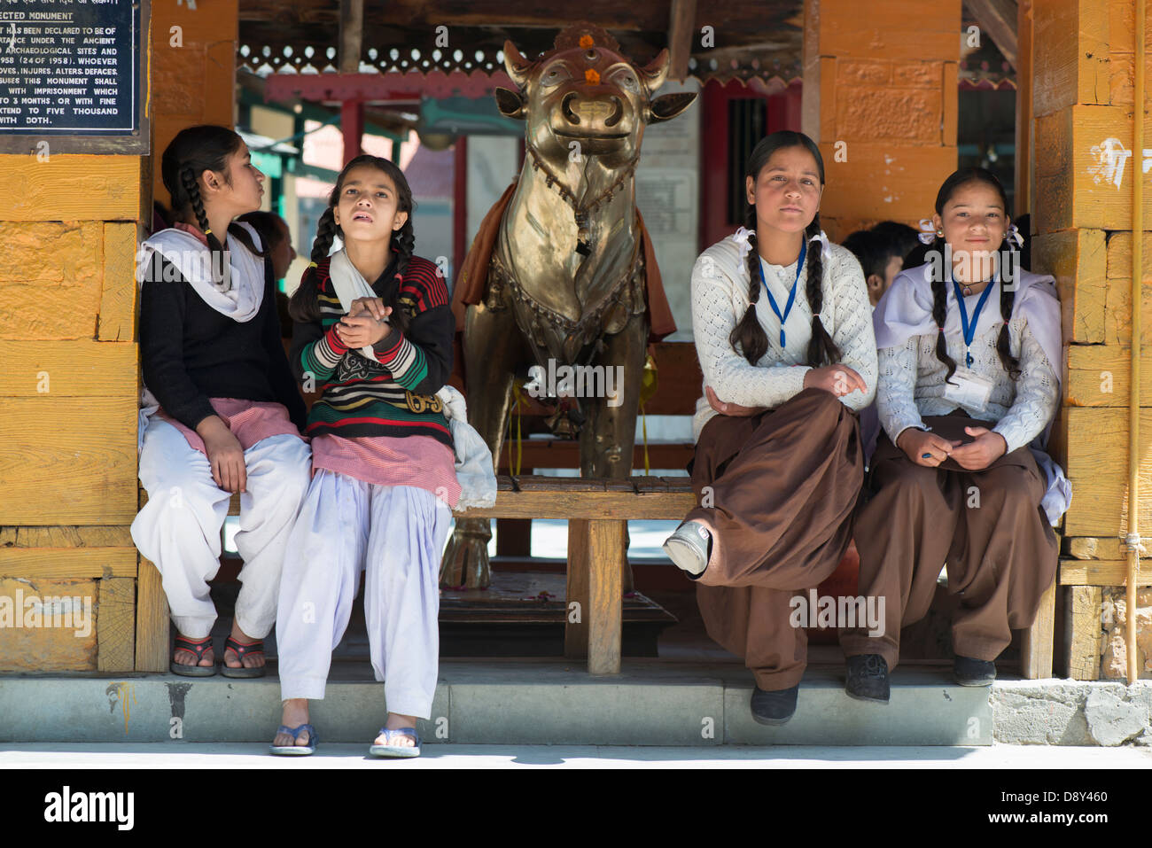 Un gruppo di scolari Gaddi aspettano l'inizio della loro giornata scolastica nella città himalayana di Bharmour, Himachal Pradesh, India Foto Stock