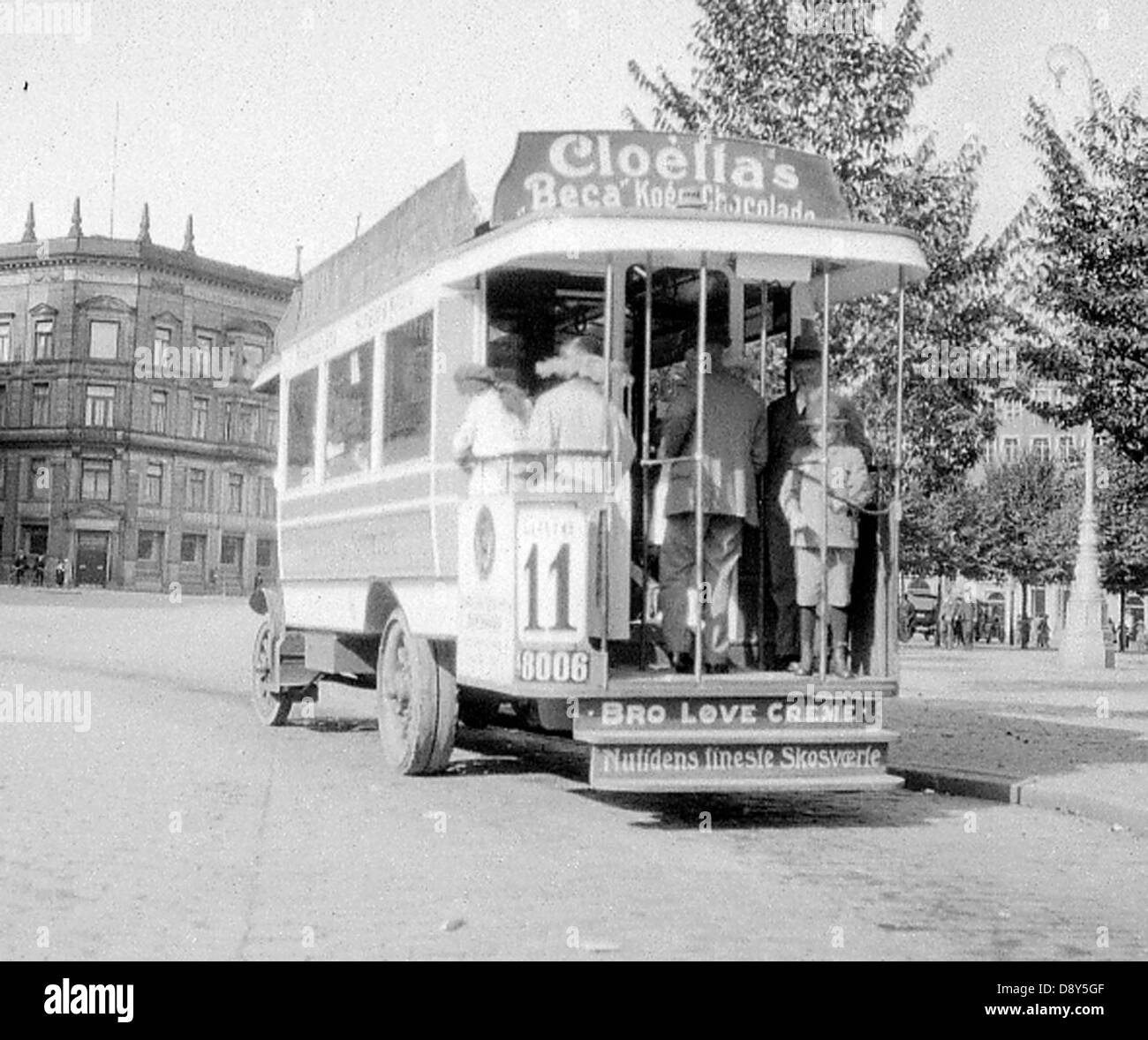 Una fotografia d'epoca raffigurante un autobus a Copenaghen, Danimarca, del 1922. L'immagine offre uno sguardo sui sistemi di trasporto dei primi anni del XX secolo a Copenaghen e sullo sviluppo dei trasporti pubblici in città. Foto Stock