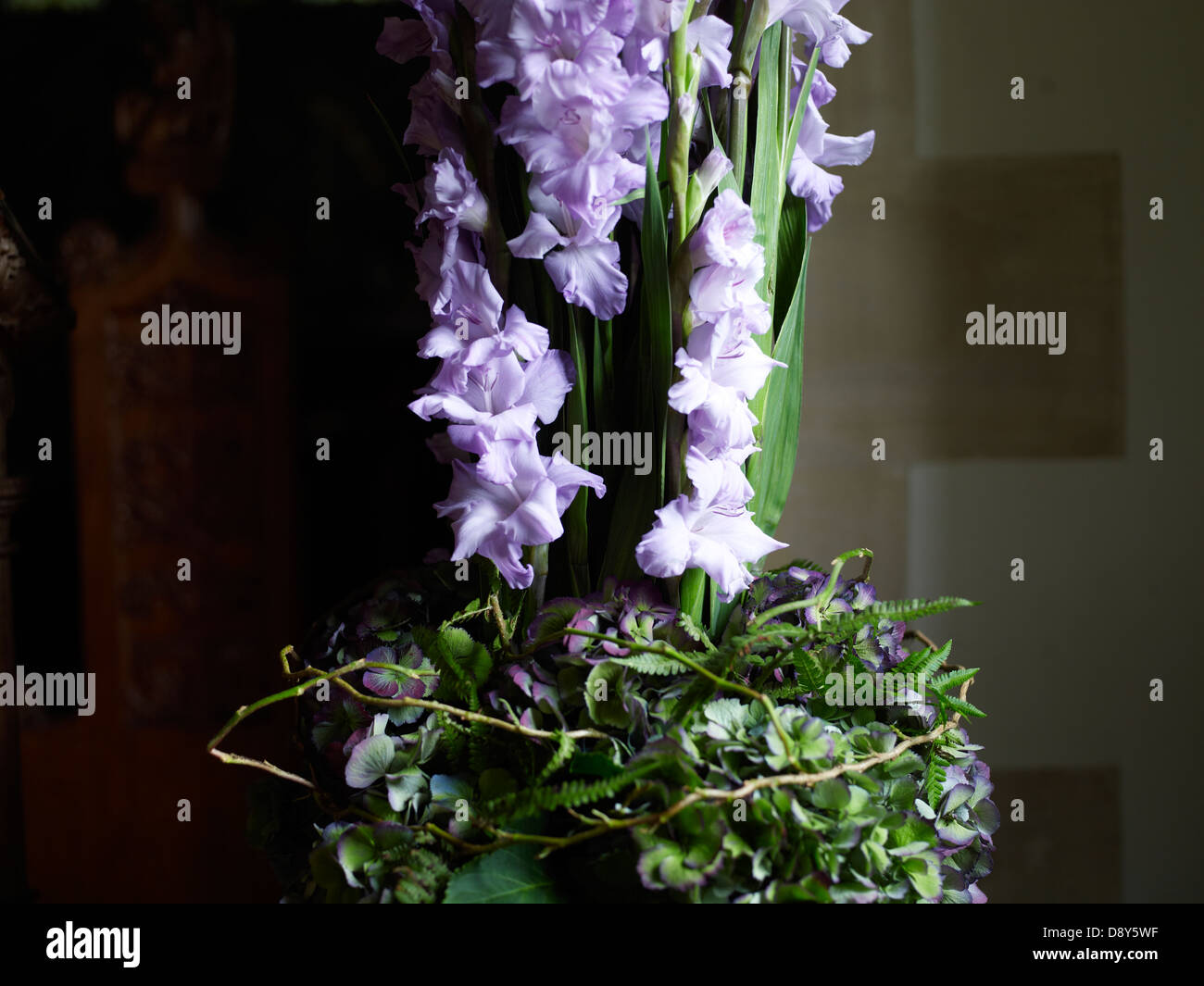 Viola gladioli disposizione per un matrimonio. Foto Stock