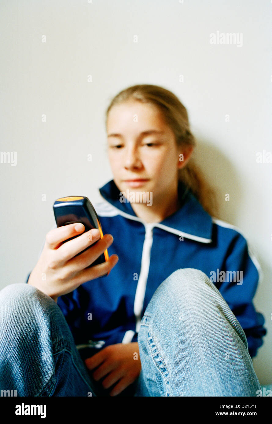 Ragazza adolescente l'invio di sms. Foto Stock