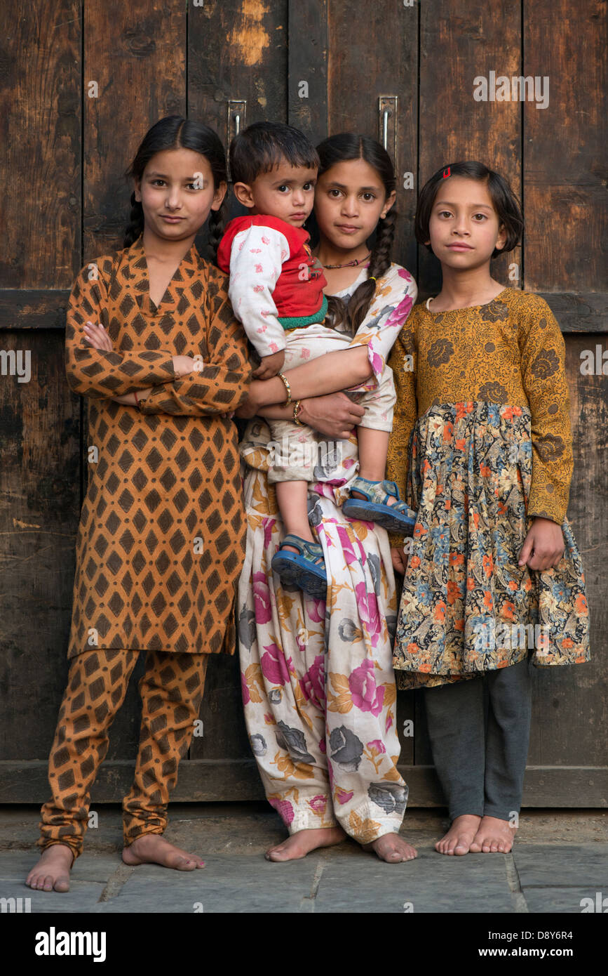 I bambini rappresentano per la telecamera alla città himalayana di Bharmour in Himachal Pradesh, India Foto Stock