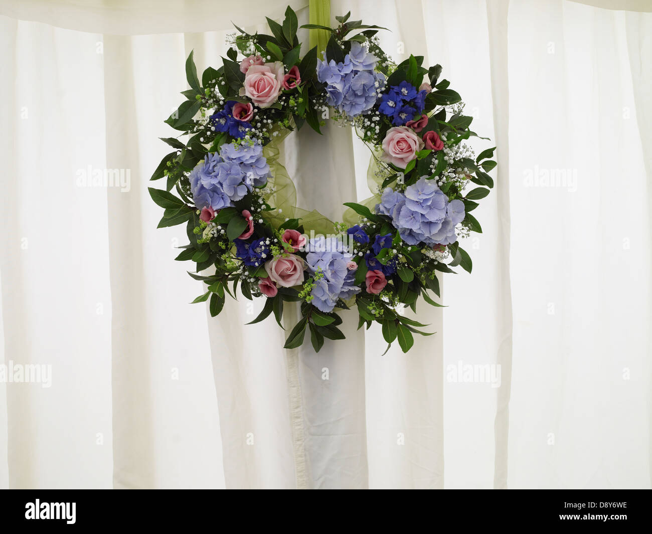 Una corona di fiori utilizzati come decorazione a un matrimonio o un ricevimento di matrimonio. Foto Stock
