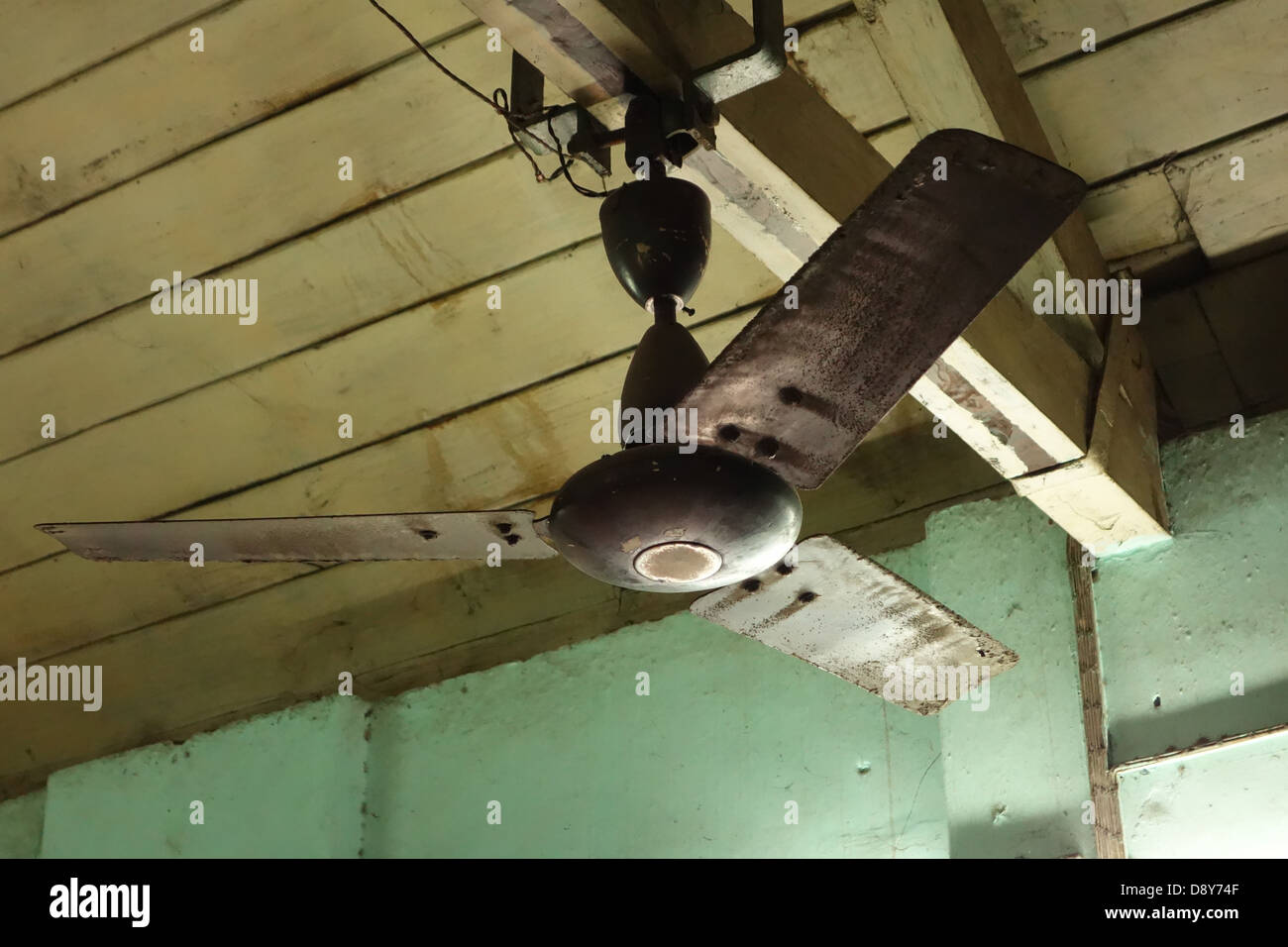 Il vecchio ventilatore da soffitto montato su puntoni Foto Stock