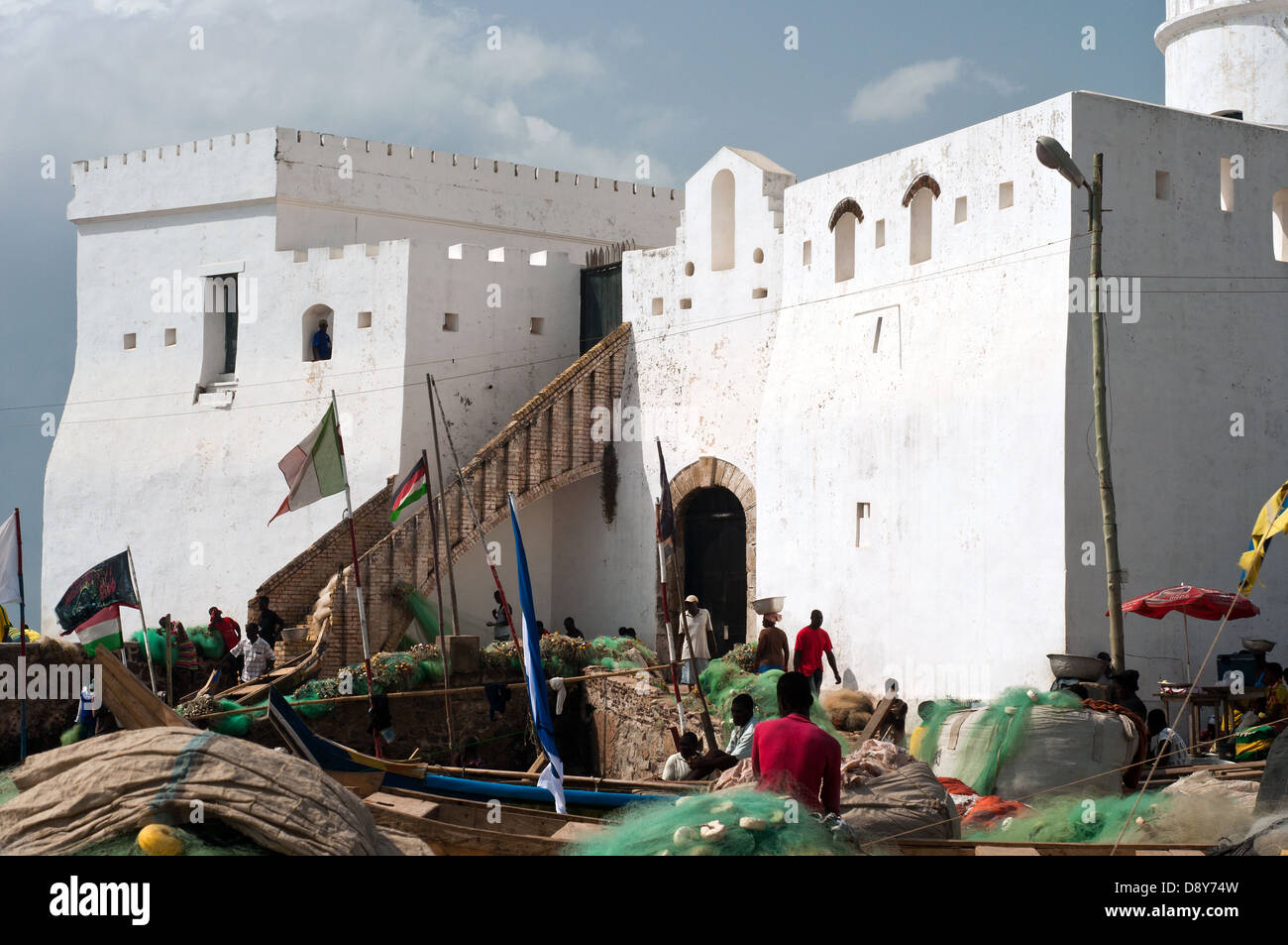 Barche da pesca e Cape Coast castle, Cape Coast, in Ghana, Africa Foto Stock