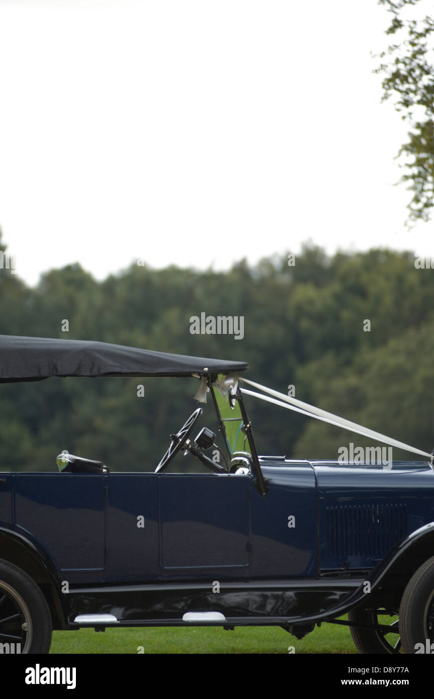 Lato di un modello T Ford pur essendo utilizzato come un matrimonio auto. Foto Stock