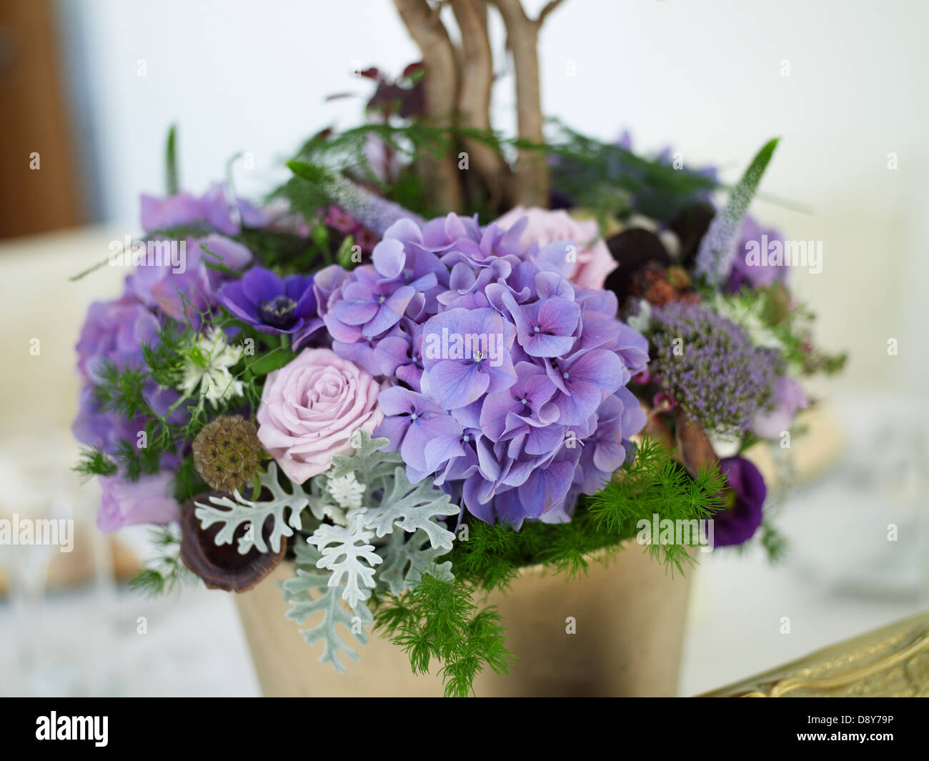 Una pentola piena di una miscela di fiori appropriato per un matrimonio. Foto Stock