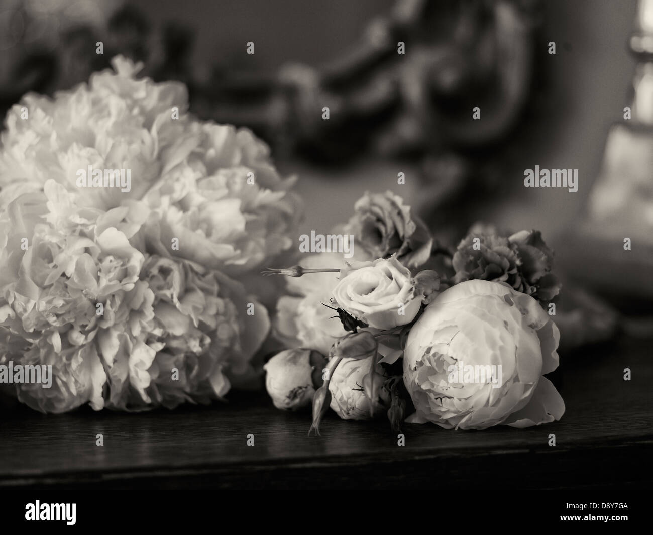 Un mazzo di nozze, dotate di peonie e rose, posto su una tavola di legno. Foto Stock