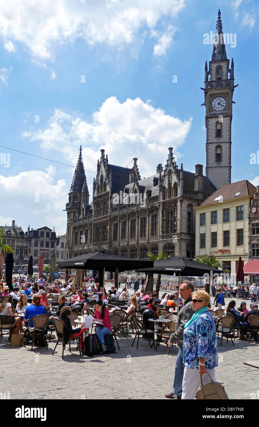 Il vecchio ufficio postale e i turisti alla caffetteria sul marciapiede sul Korenmarkt / Mercato del grano in estate a Ghent, Belgio Foto Stock