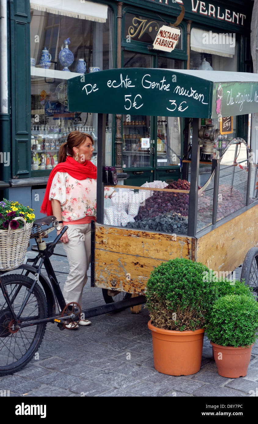 Vettore di triciclo con nasi di Ghent / cuberdons / Gentse neuzekes - a forma di cono caramella belga - per la vendita, Belgio Foto Stock