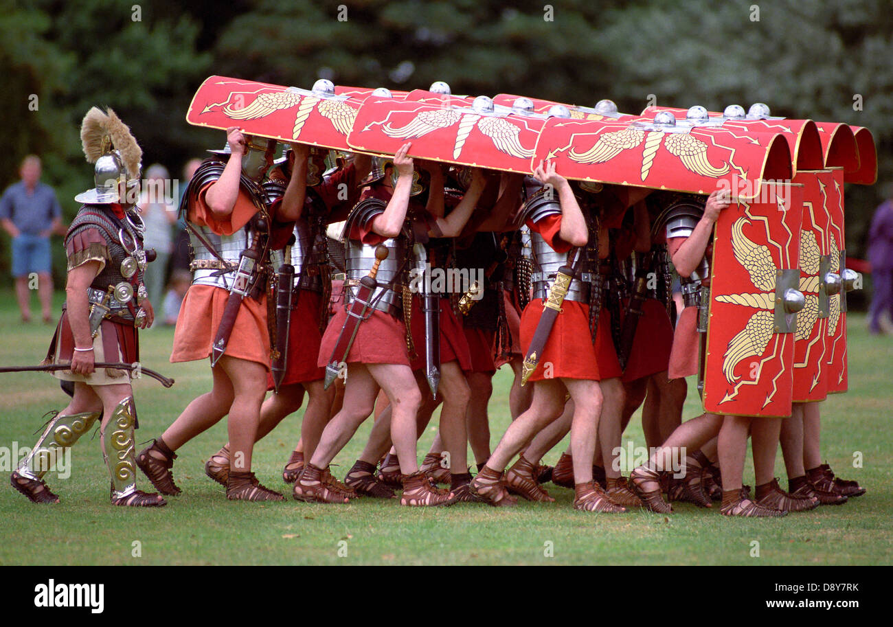 Uomini vestiti come legionaires romano a una rievocazione. Foto Stock