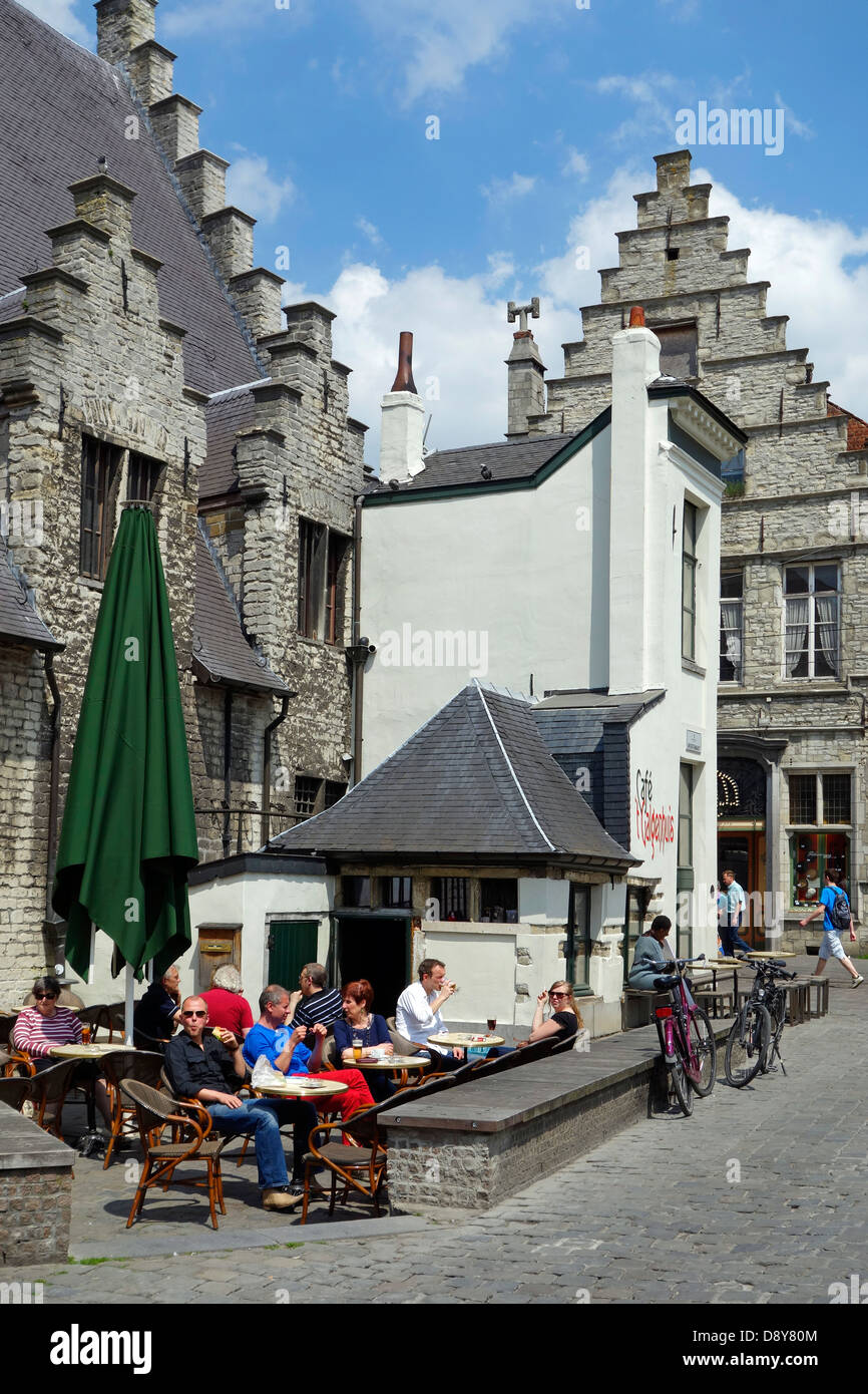 I turisti su pavement cafe a 't Galgenhuisje, il più piccolo e il più antico cafe a Gand, Belgio Foto Stock