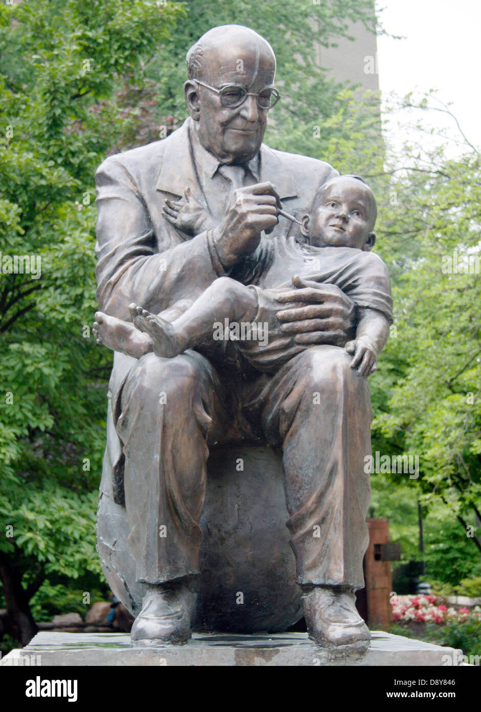 Statua di William T. Sergente a Knoxville, Tennessee, mostrata seduta su un globo mentre vaccina un bambino, onorando il suo lavoro nell'eradicazione globale della poliomielite Foto Stock