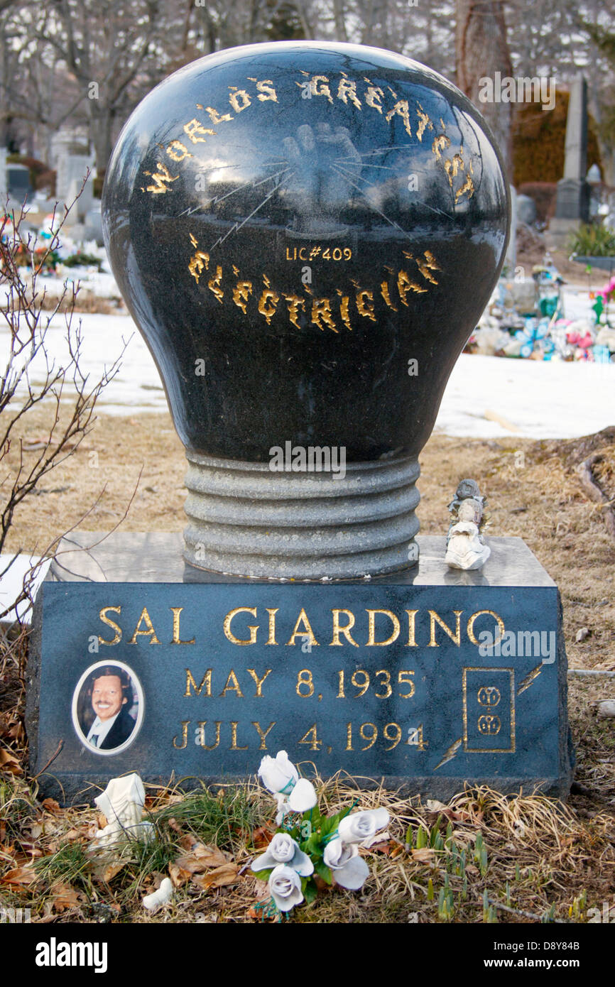 Pietre tombali uniche a forma di lampadina e un cartello di pace si distinguono in un cimitero di Totowa, New Jersey, che mescola arte e ricordo. Foto Stock