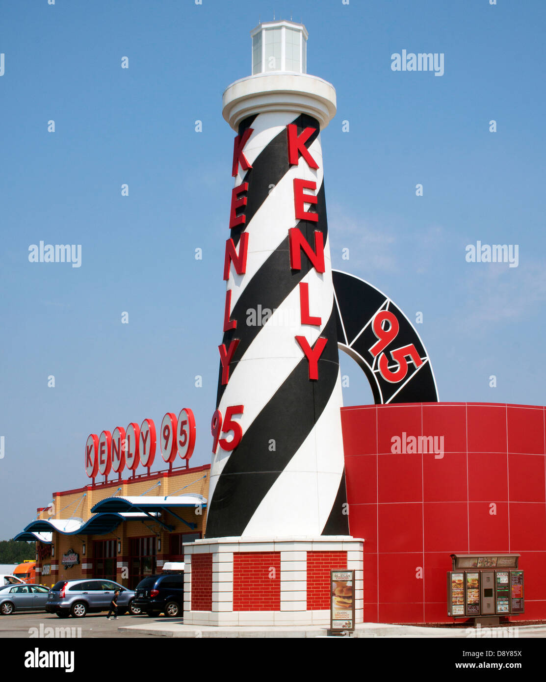 Un gigantesco faro si erge su un'area di sosta a Kenly, North Carolina, ed è un punto di riferimento bizzarro per i viaggiatori lungo la i-95. Foto Stock Un gigantesco faro si erge su un'area di sosta a Kenly, North Carolina, ed è un punto di riferimento bizzarro per i viaggiatori lungo la i-95. Foto Stock