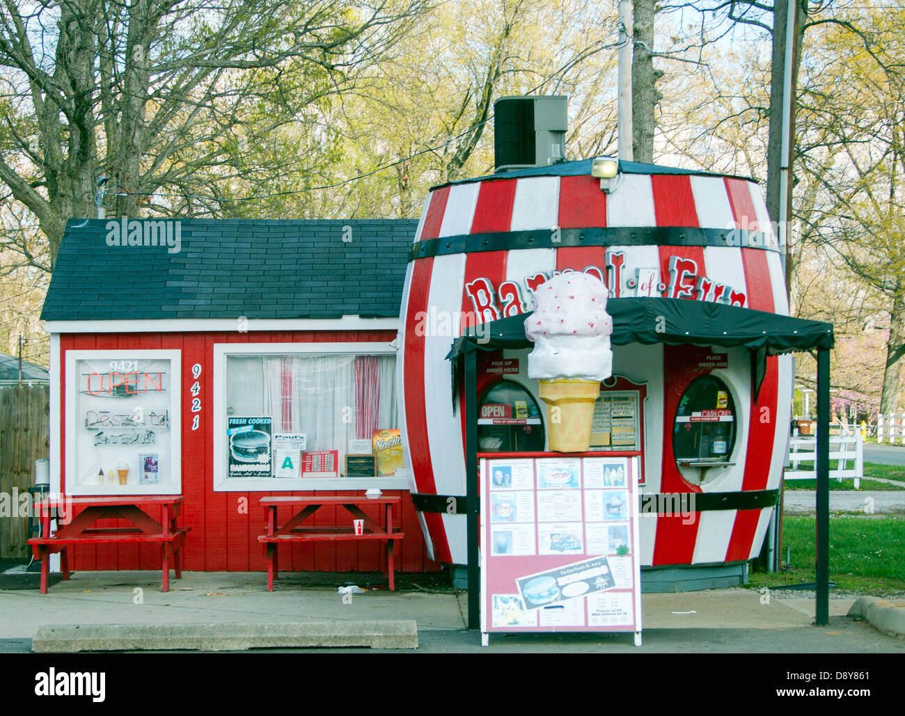 Un gigantesco banco di gelati a forma di barilotto di birra Root a Louisville, Kentucky, serve nostalgia sul ciglio della strada e il classico fascino americano. Foto Stock