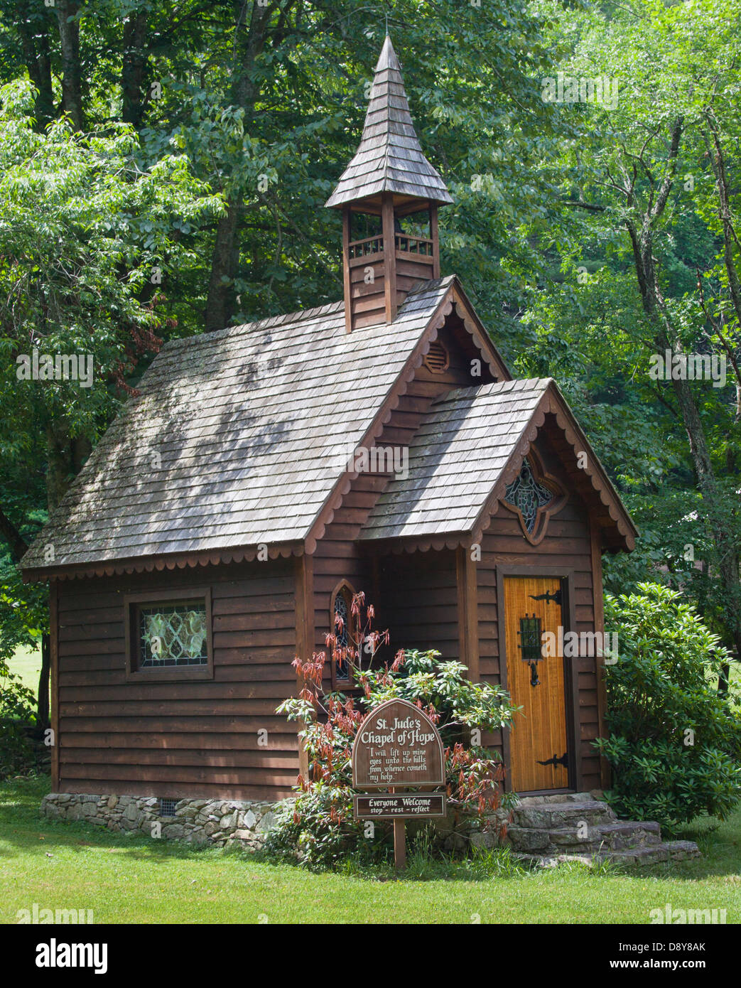 Un'affascinante chiesa in miniatura a Trust, North Carolina, si erge come un caratteristico punto di riferimento lungo la strada e un pezzo unico di architettura popolare degli Appalachi. Foto Stock