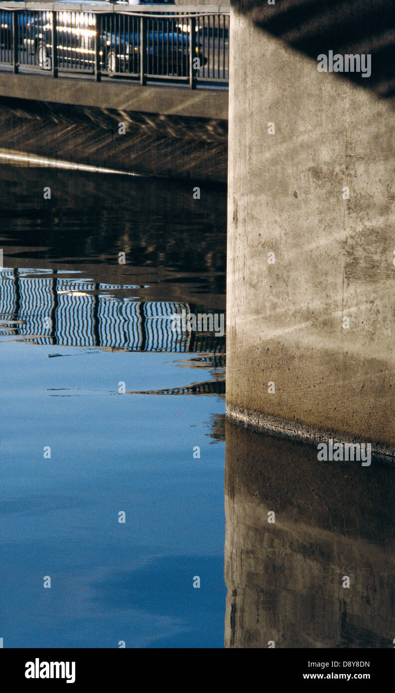 Morti acqua calma sotto un ponte, Stoccolma, Svezia. Foto Stock