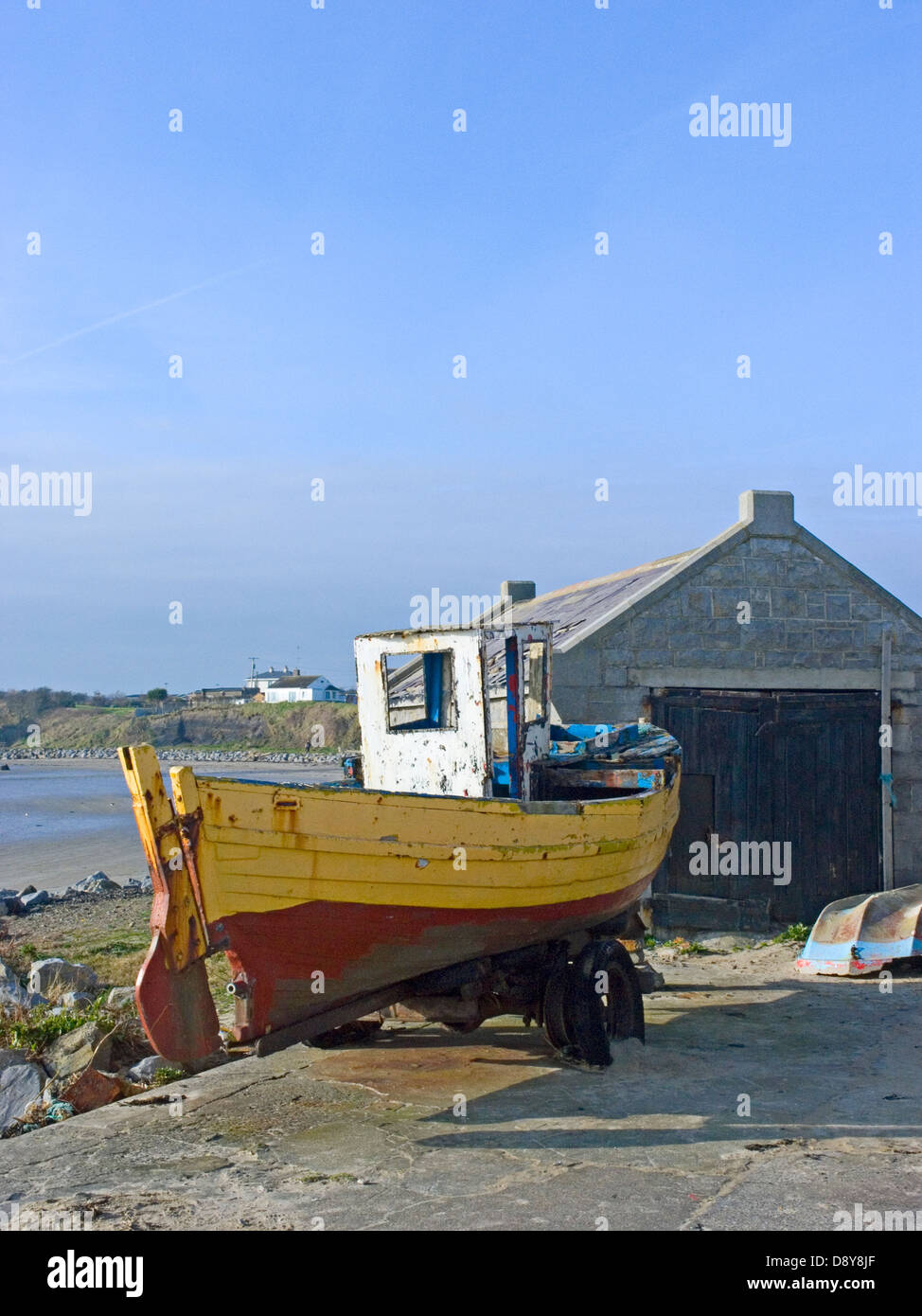 Un granchio e aragosta barca da pesca al di fuori dell'acqua per le riparazioni presso il piccolo porto di Loughshinny, regione settentrionale della contea di Dublino, Irlanda Foto Stock