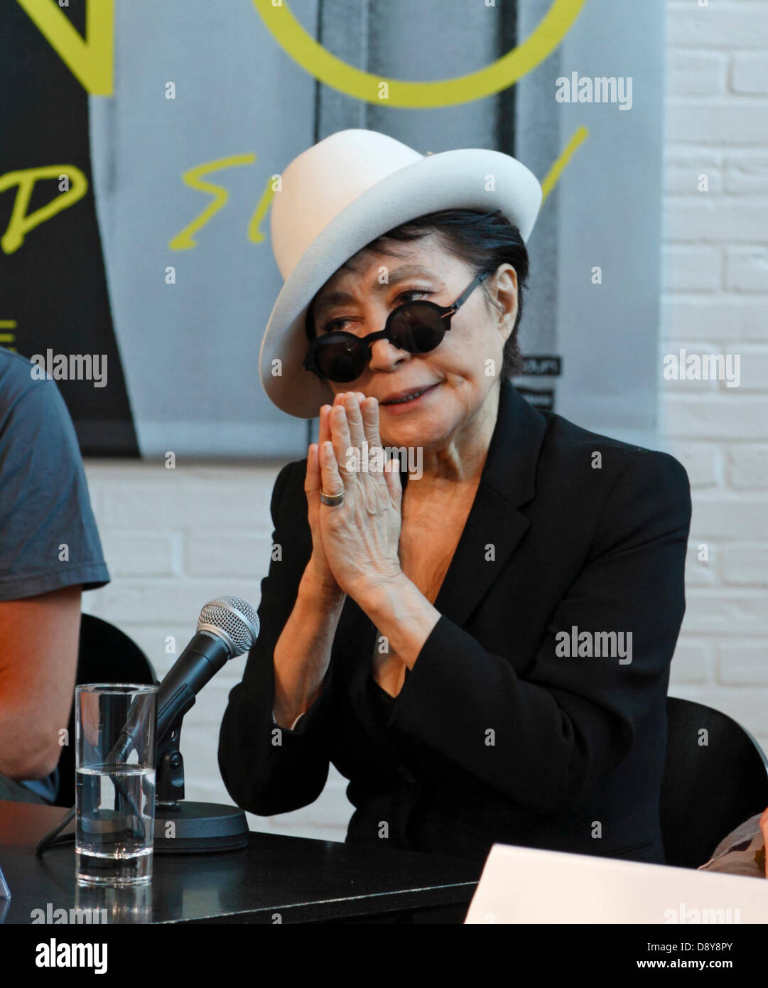Humlebaek, Danimarca. Il 6 giugno, 2013. Yoko Ono presso la conferenza stampa presso la Louisiana e il Museo di Arte Moderna tra Copenaghen e Elsinore, aprendo la sua metà-A-vento mostrano una retrospettiva, mostra da domani e fino a settembre 29th. La mostra è la misura più grande in Europa dal 80-anno-vecchio artista. Credito: Niels Quist/Alamy Live News Foto Stock