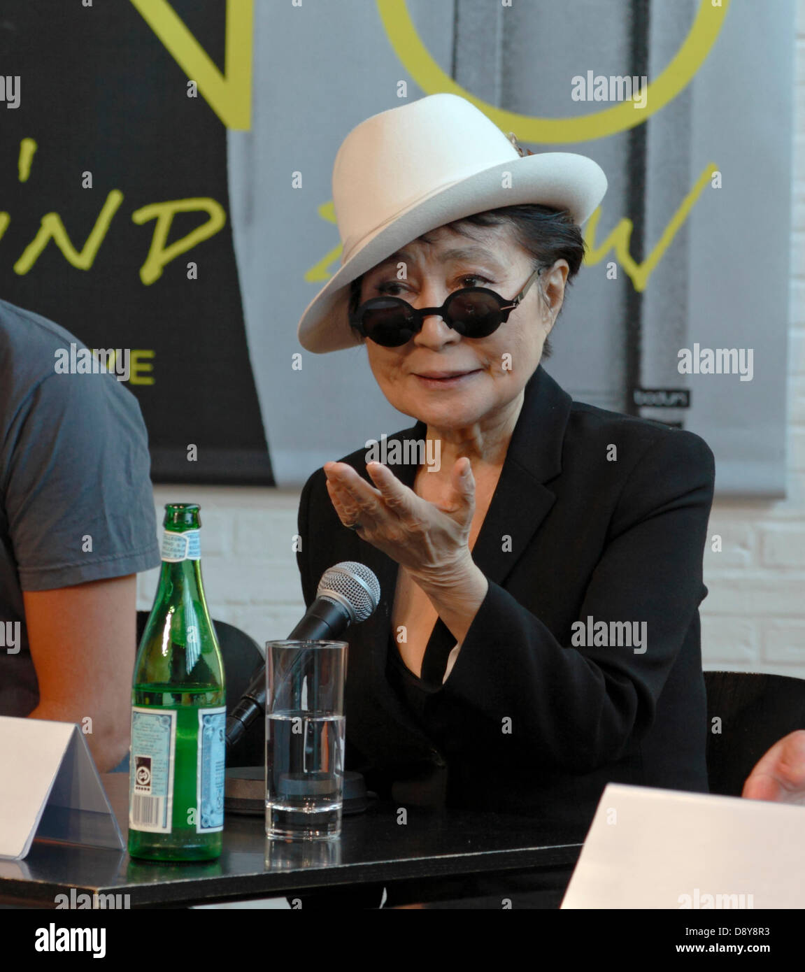 Humlebaek, Danimarca. Il 6 giugno, 2013. Yoko Ono rispondendo alle domande circa la sua fiera e come lei continua ad andare forte alla conferenza stampa presso la Louisiana e il Museo di Arte Moderna tra Copenaghen e Elsinore, aprendo la sua metà-A-vento mostrano una retrospettiva, mostra da domani e fino a settembre 29th. La mostra è la misura più grande in Europa dal 80-anno-vecchio artista. Credito: Niels Quist/Alamy Live News Foto Stock