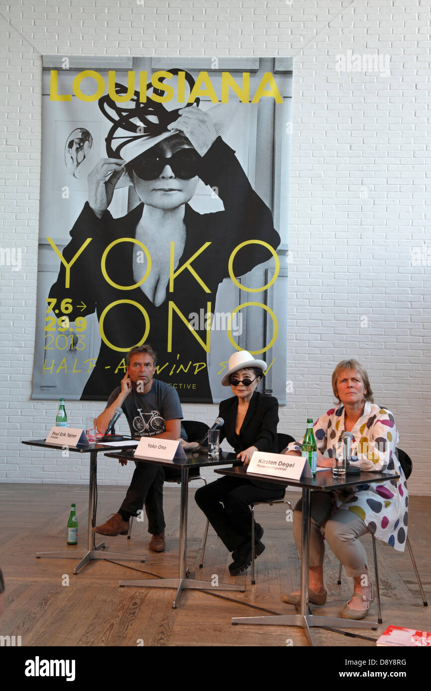 Humlebaek, Danimarca. Il 6 giugno, 2013. Yoko Ono presso la conferenza stampa presso la Louisiana e il Museo di Arte Moderna tra Copenaghen e Elsinore, aprendo la sua metà-A-vento mostrano una retrospettiva, mostra da domani e fino a settembre 29th. La mostra è la misura più grande in Europa dal 80-anno-vecchio artista. Da sinistra Direttore Poul Erik Tøjner, Yoko Ono e curatore del museo Kirsten Digel. Credito: Niels Quist/Alamy Live News Foto Stock