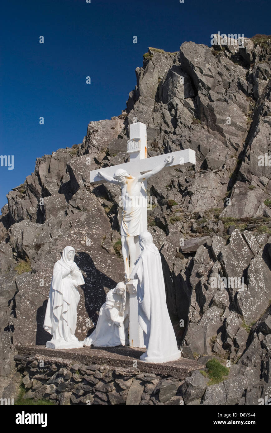 Statua religiosa che mostra una scena del Calvario vicino a testa Slea Blue Eire europeo irlandese in Irlanda del Nord Europa Poblacht na hEireann Foto Stock