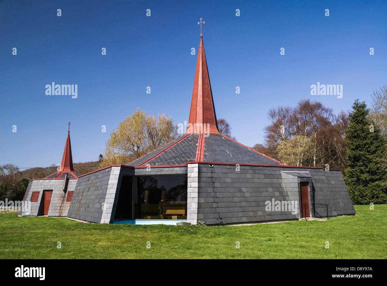 Moderna Chiesa cattolico romana in corrispondenza della fossa blu Eire cristiano europeo irlandese in Irlanda del Nord Europa Poblacht na hEireann Religione Foto Stock