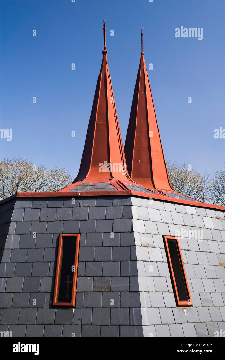 Moderna Chiesa cattolico romana in corrispondenza della fossa blu Eire cristiano europeo irlandese in Irlanda del Nord Europa Poblacht na hEireann Religione Foto Stock