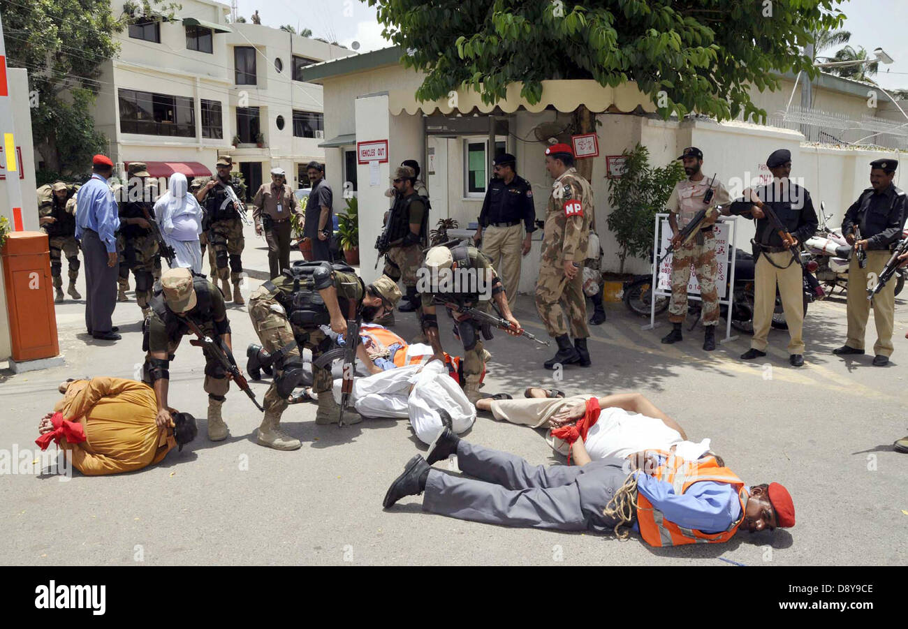Da truppe militari pakistani, Sindh Rangers, DHA vigilanza Security ha partecipato in continuazione del Comune di contrastare il terrorismo esercitazioni svolte in area della Difesa di Karachi, giovedì 06 giugno, 2013. Foto Stock