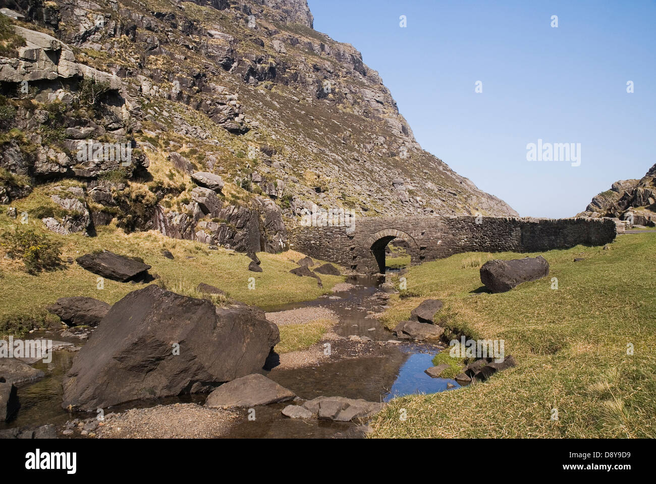 Gap di Dunloe con il vecchio ponte in pietra attraversamento ruscello di montagna Eire europeo irlandese in Irlanda del Nord Europa Poblacht na hEireann Foto Stock