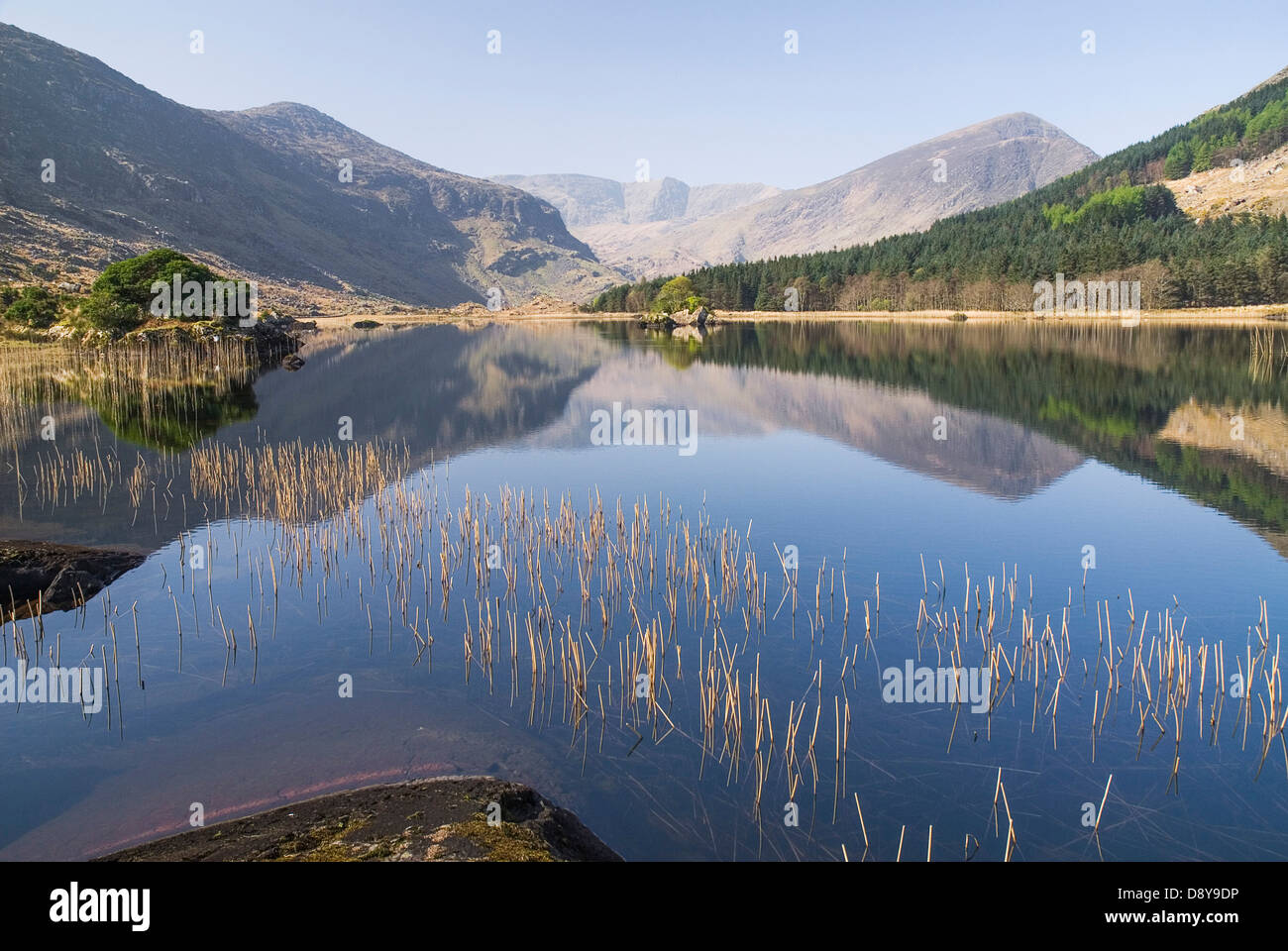 Black Valley, Cummeenduff Lough. Eire europeo irlandese in Irlanda del Nord Europa Poblacht na hEireann Reflexion Repubblica Foto Stock