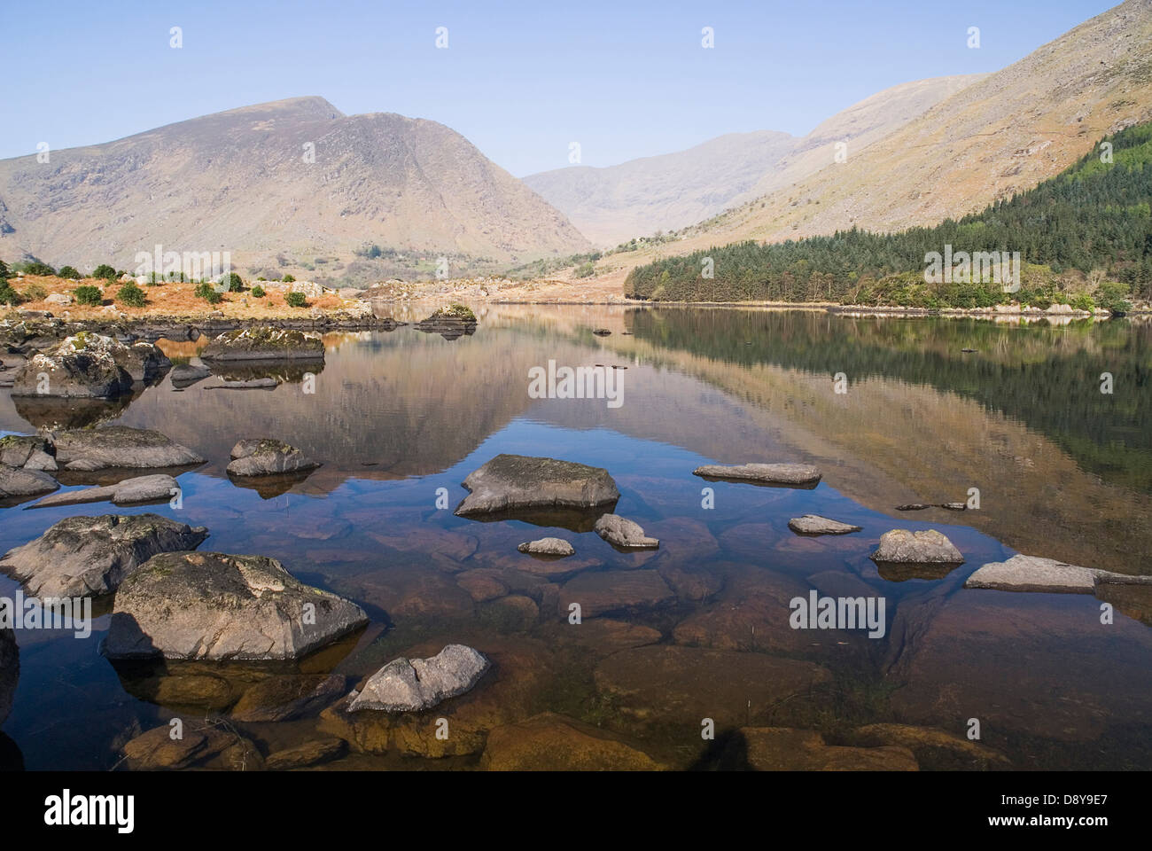 Black Valley, Cummeenduff Lough. Eire europeo irlandese in Irlanda del Nord Europa Poblacht na hEireann Reflexion Repubblica Foto Stock