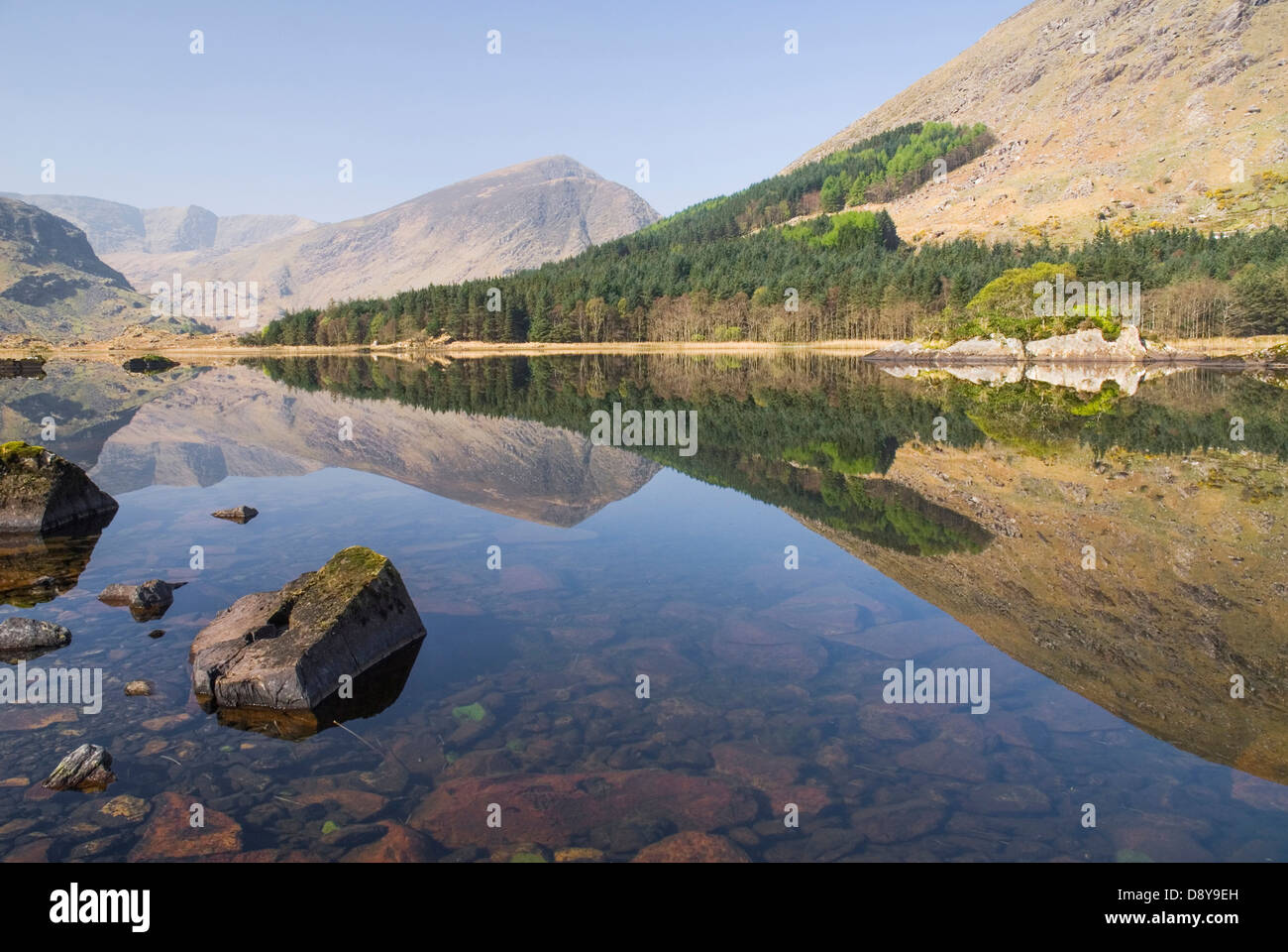 Black Valley, Cummeenduff Lough. Eire europeo irlandese in Irlanda del Nord Europa Poblacht na hEireann Reflexion Repubblica Foto Stock