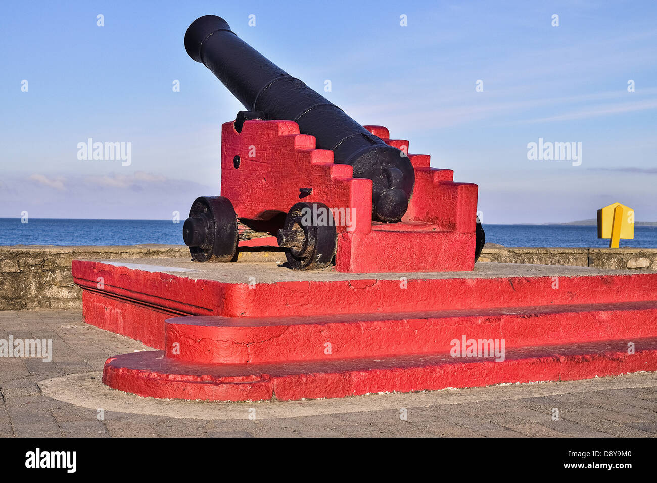 Il cannone sul lungomare. Colore blu Eire europeo irlandese in Irlanda del Nord Europa Poblacht na hEireann Repubblica acqua Foto Stock