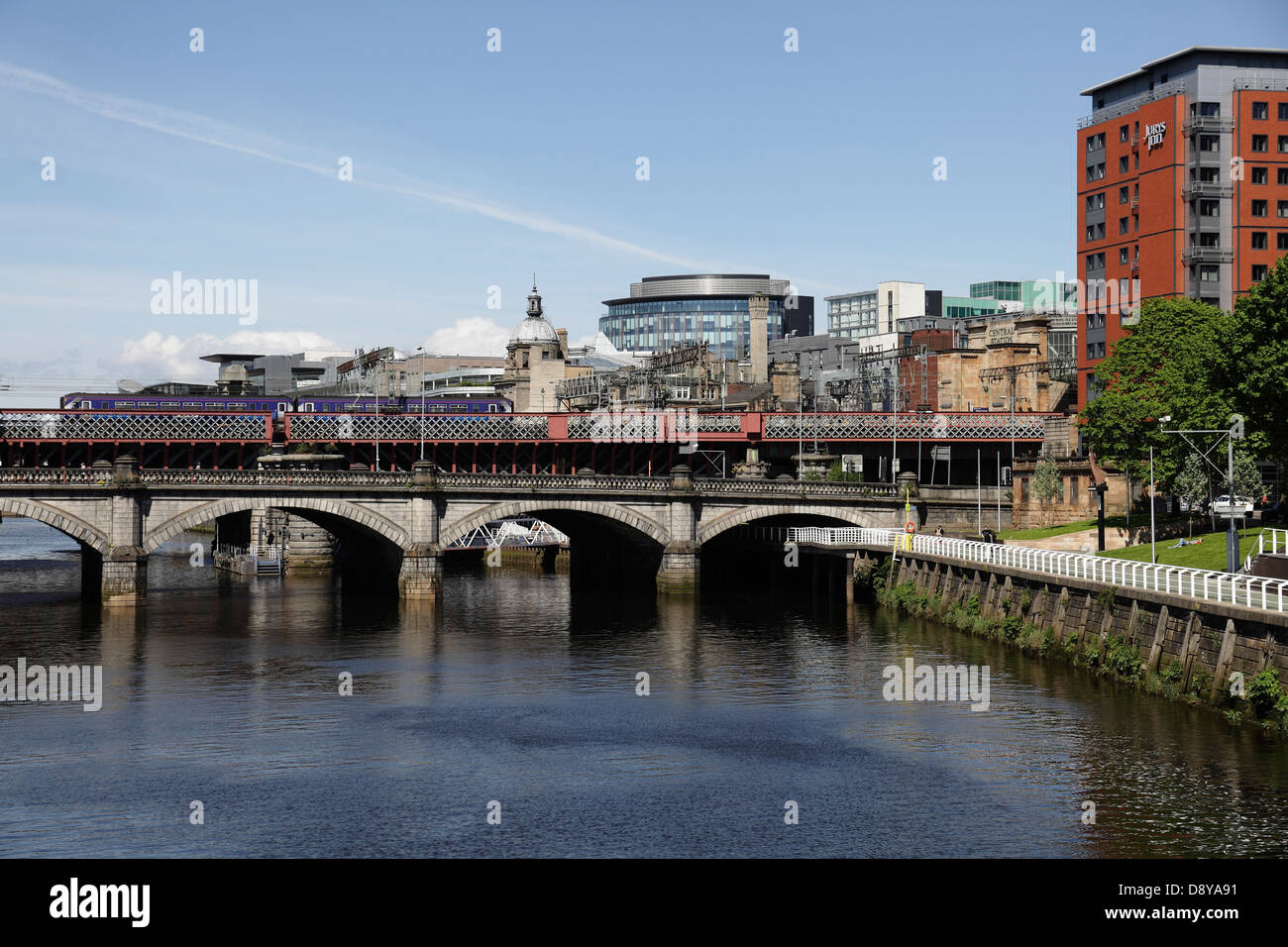 Vista ad ovest per i ponti sul fiume Clyde e il Broomielaw, Glasgow, Scozia, Regno Unito Foto Stock