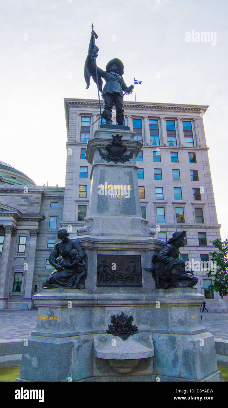 Maisonneuve Monumento a Place d'Armes. Paul Chomedey de Maisonneuve il fondatore di Montreal, Maggio 17th, 1642. Montreal-Canada Foto Stock