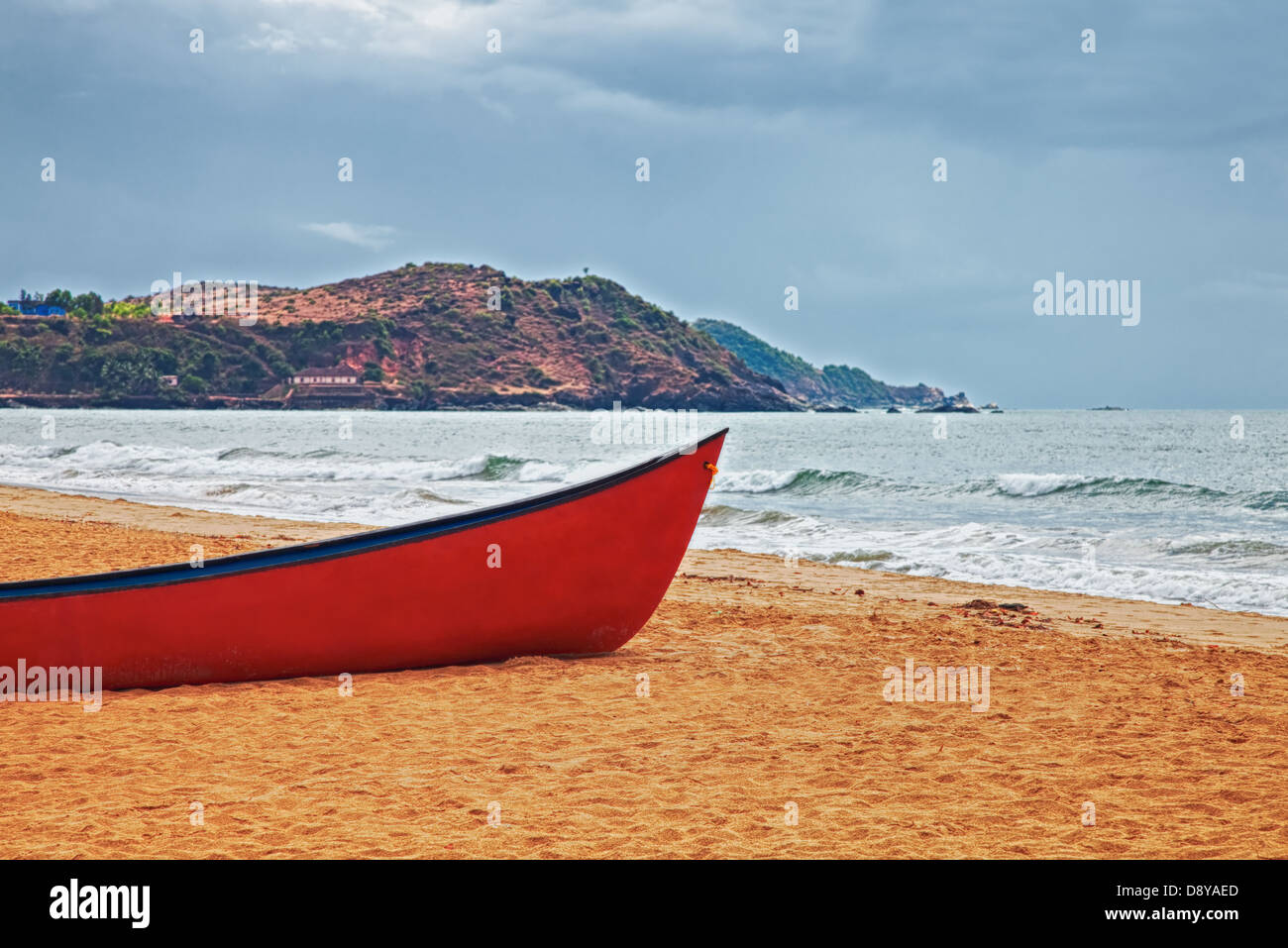 Rosso barca su di una spiaggia di sabbia. hdr Foto Stock