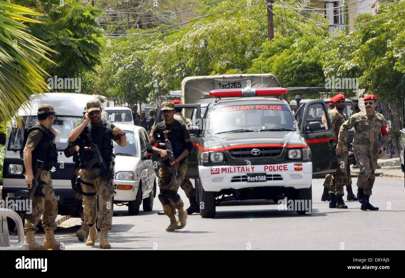 Da truppe militari pakistani, Sindh Rangers, DHA vigilanza Security ha partecipato in continuazione del Comune di contrastare il terrorismo esercitazioni svolte in area della Difesa di Karachi, giovedì 06 giugno, 2013. Foto Stock