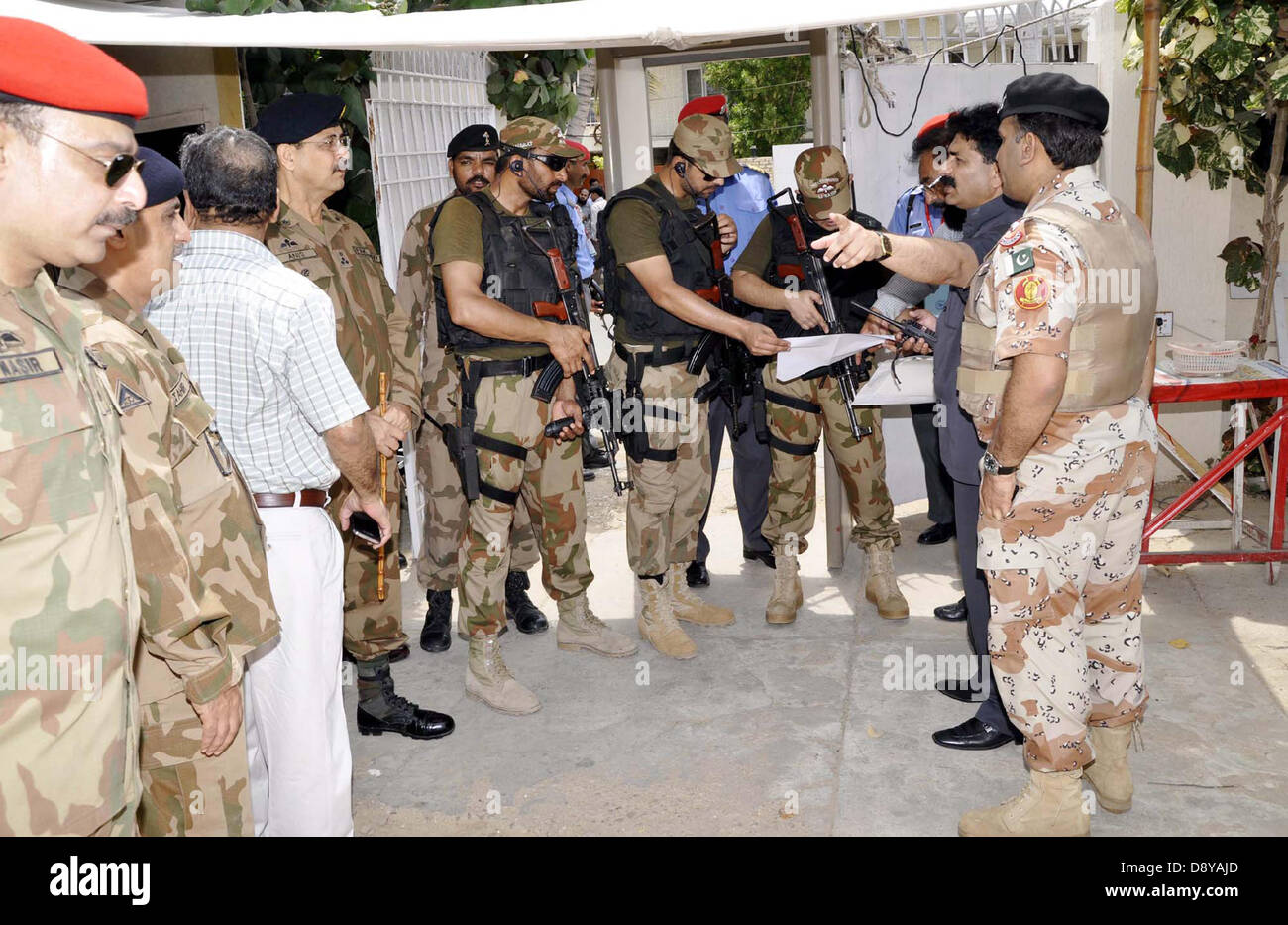 Da truppe militari pakistani, Sindh Rangers, DHA vigilanza Security ha partecipato in continuazione del Comune di contrastare il terrorismo esercitazioni svolte in area della Difesa di Karachi, giovedì 06 giugno, 2013. Foto Stock