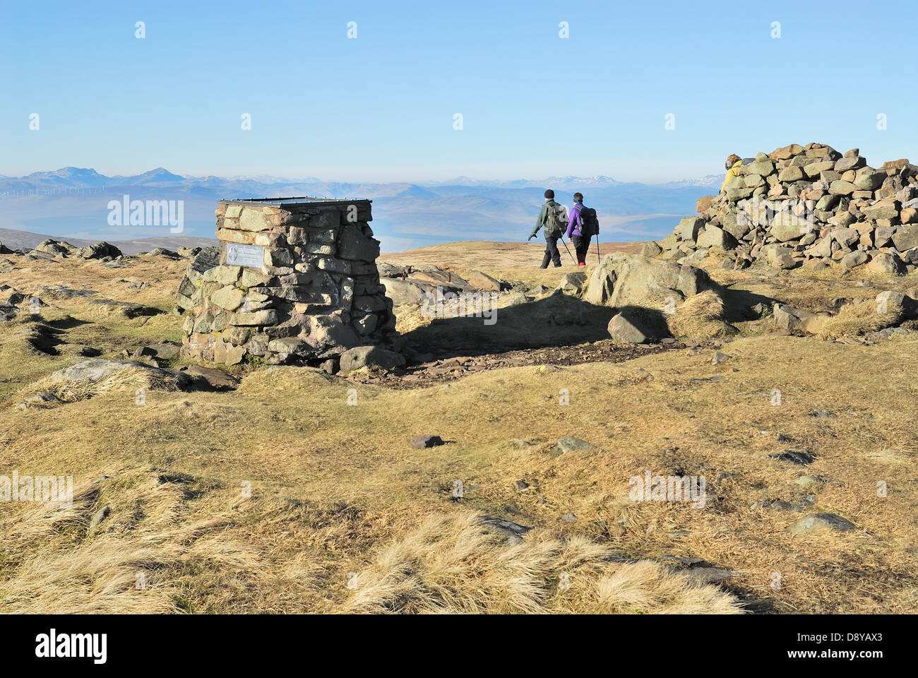 Ben Cleuch vertice, due escursionisti guardando ad ovest di Stuc un' Chroin e Ben Vorlich Foto Stock