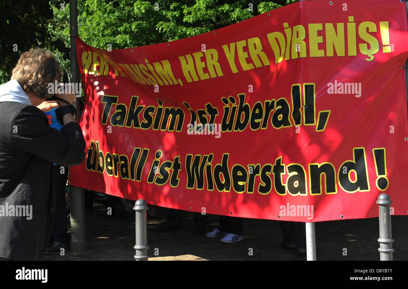 Un fotografo scatta una foto di un banner al di fuori dell'Ambasciata turca a Berlino, Germania, 06 giugno 2013. La comunità Alevi di Berlino chiamato per un rally per mostrare solidarietà con la rivolta in Turchia. Foto: PAOLO ZINKEN Foto Stock