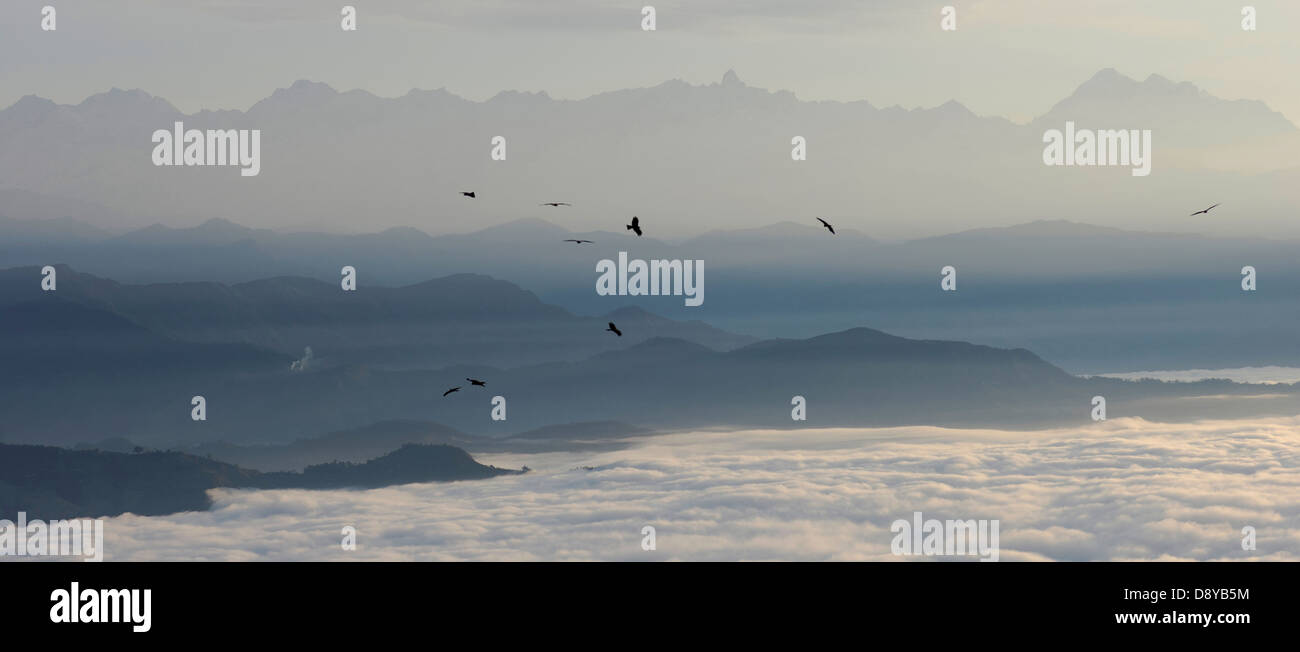Vista su tutta offuscato la valle di Kathmandu verso la montagna himalayana rapaci soaring sulle correnti di aria Asia blu asiatici Foto Stock