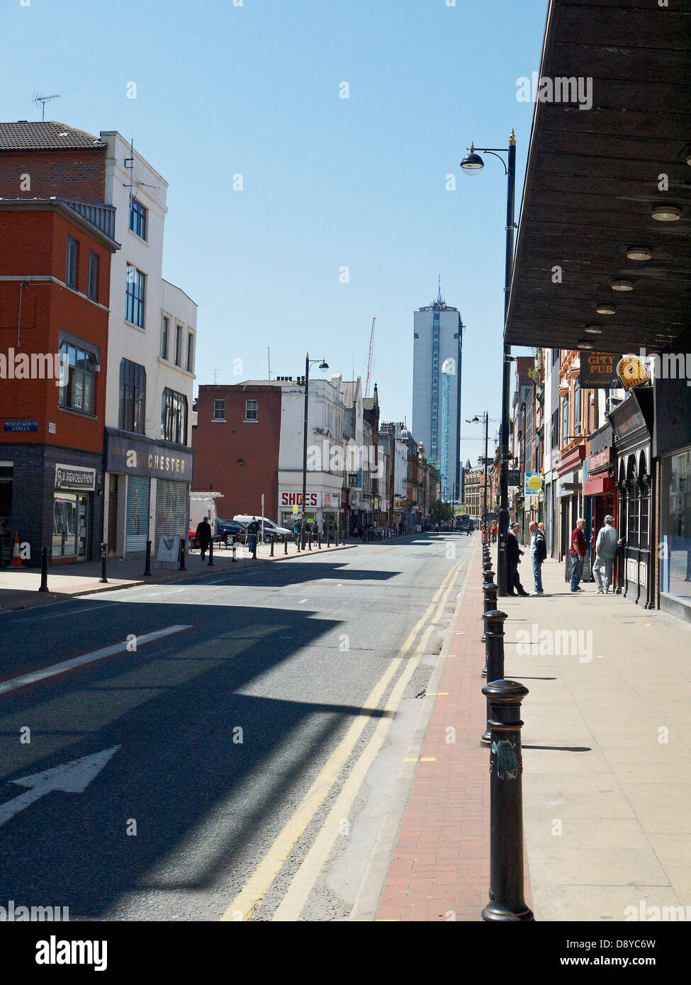 Vista in Oldham Street verso la torre di città a Manchester REGNO UNITO Foto Stock