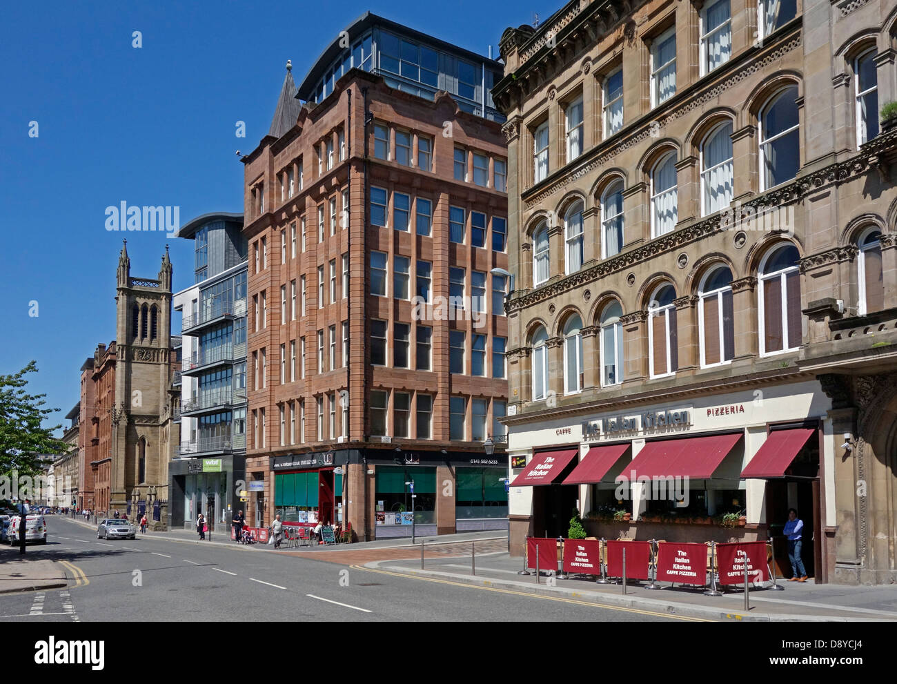 Ingram Street nel quartiere di Merchant City area di Glasgow in Scozia con posti per mangiare Foto Stock