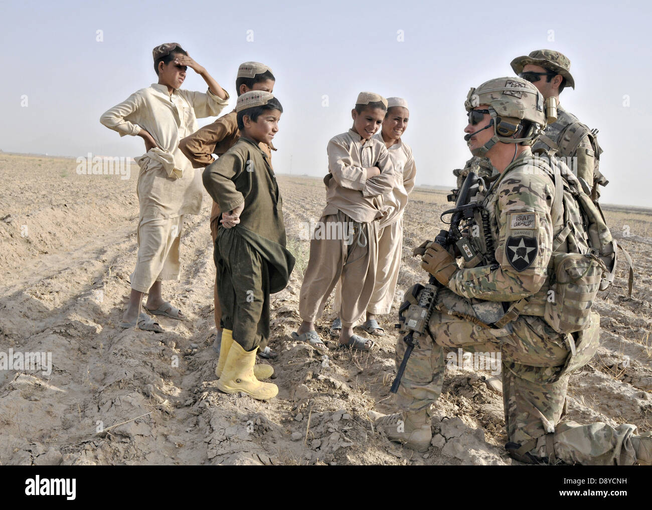 US Army 1Lt. James Whitler parla con i bambini mentre la sua unità conduce una pattuglia smontati Giugno 2, 2013 vicino a inoltrare una base operativa Spin Boldak, provincia di Kandahar, Afghanistan. Foto Stock